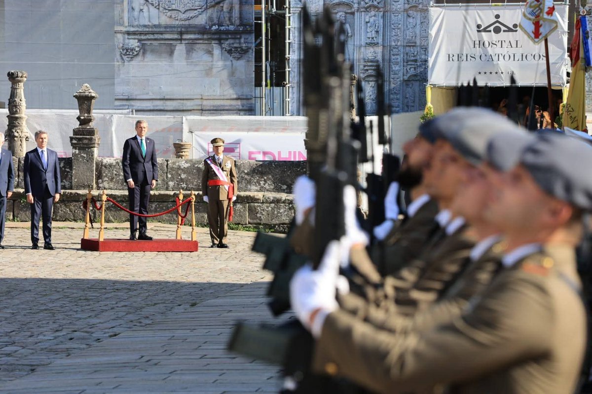 FUTER_ET's tweet image. La #BRILAT rinde honores en la plaza del Obradoiro de Santiago de Compostela, al Delegado de Su Majestad el Rey Felipe VI, Alfonso Rueda, presidente de la Xunta de Galicia, en la solemne y tradicional Ofrenda Nacional al Apóstol Santiago, patrón de España.
#SomostuEjército