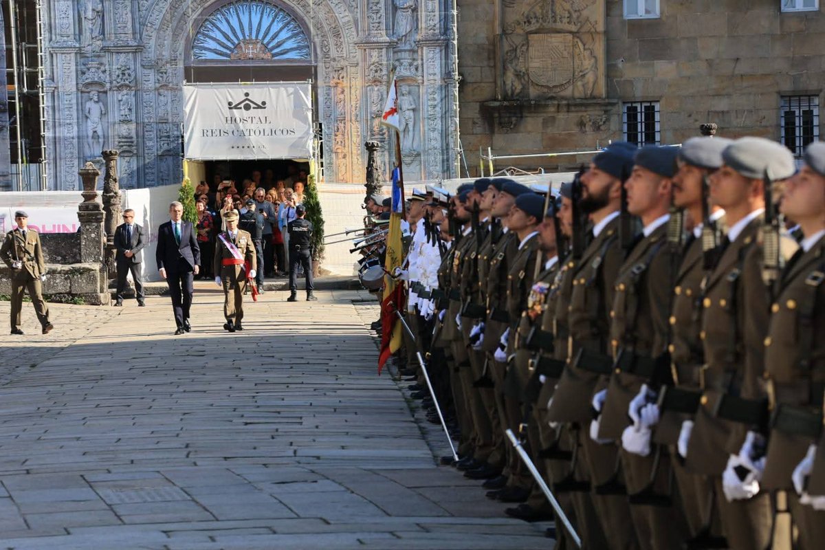 FUTER_ET's tweet image. La #BRILAT rinde honores en la plaza del Obradoiro de Santiago de Compostela, al Delegado de Su Majestad el Rey Felipe VI, Alfonso Rueda, presidente de la Xunta de Galicia, en la solemne y tradicional Ofrenda Nacional al Apóstol Santiago, patrón de España.
#SomostuEjército