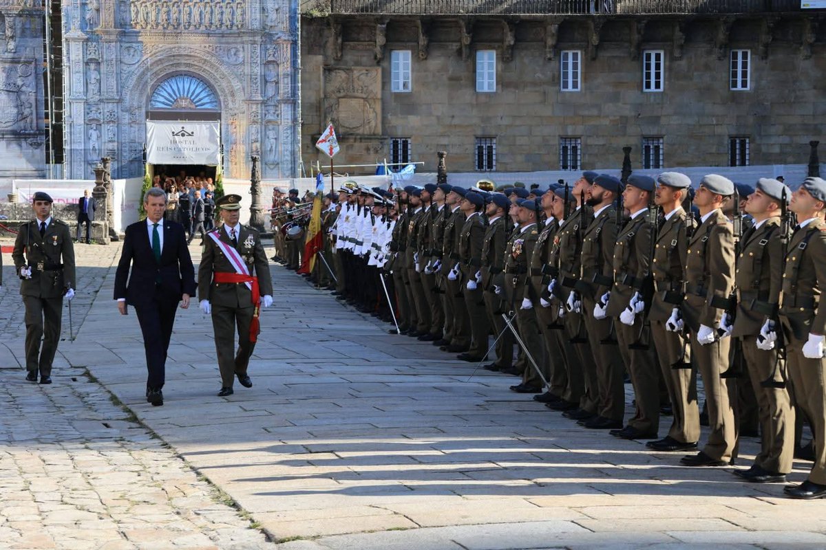 FUTER_ET's tweet image. La #BRILAT rinde honores en la plaza del Obradoiro de Santiago de Compostela, al Delegado de Su Majestad el Rey Felipe VI, Alfonso Rueda, presidente de la Xunta de Galicia, en la solemne y tradicional Ofrenda Nacional al Apóstol Santiago, patrón de España.
#SomostuEjército