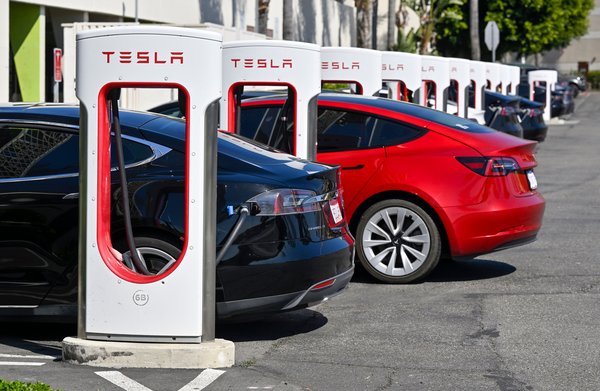 qz's tweet image. Tesla could be fast-tracking its robotaxi service to San Francisco: From Marin to San Jose, Tesla reportedly is gearing up to launch its self-driving, ride-hailing service — just don’t expect an empty driver’s seat yet. dlvr.it/TM6dN2