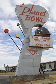SignEffectz's tweet photo. Who doesn't love a mid-century modern dimensional sign?! We love this blast from the past and tip our hat to the designer who brought this to life. #TheArtOfSigns #RetroSignage https://t.co/DwAiCfp9H9
