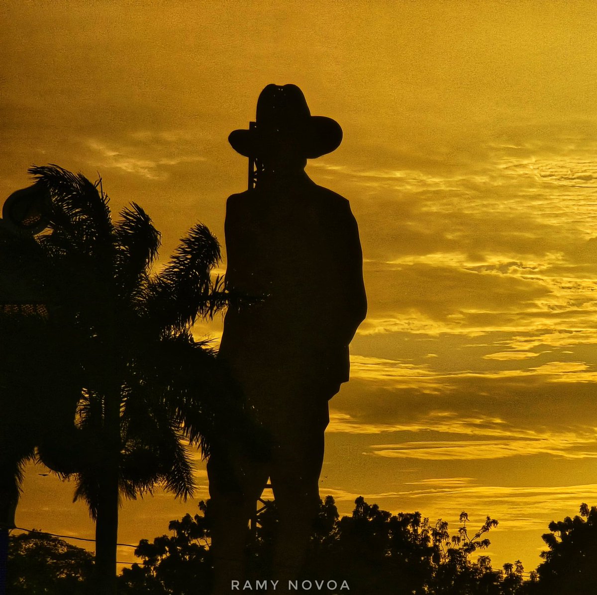 Qué es aquella luz allá a lo lejos
es una estrella,
es la luz de Sandino en la montaña
en la montaña negra