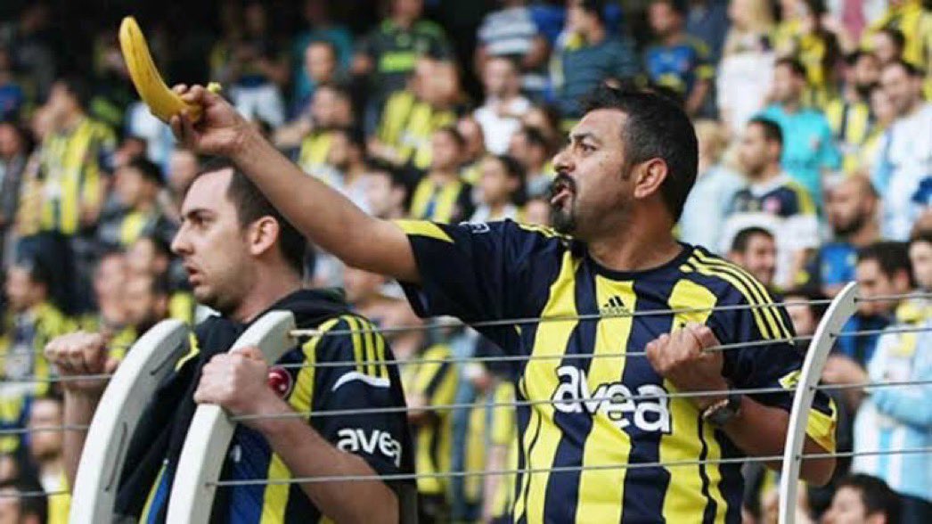 abilasports's tweet image. Tarihte Bugün 📅
Bir Fenerbahçe taraftarı, kendilerine gol atan Aboubakar'a muz gösteriyor.