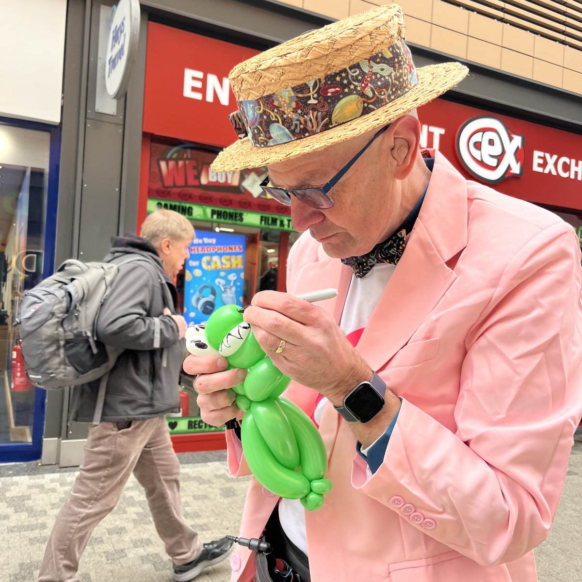 Kindness is always cool. Whether it's handing out giveaways, compliments or even crafting fun balloon animals, they will bring a smile to your customer's faces.

eu1.hubs.ly/H0lTLvc0

#kindenesscrew #walkaboutacts #liveentertainment #evententertainment