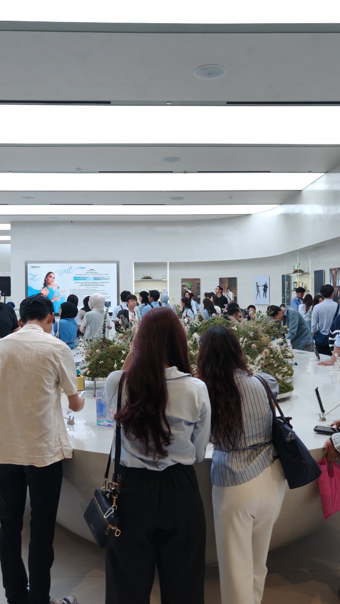 #OPPOReno14Series akhirnya resmi rilis tadi siang langsung deh capsus ke oppo gallery ganci, langsung jatuh cinta sm oppo reno14 series. warna mermaid nya tuh nggak biasa, cantik dan elegan, bodinya jufa tipis banget enak buat dibawa ke mana-mana