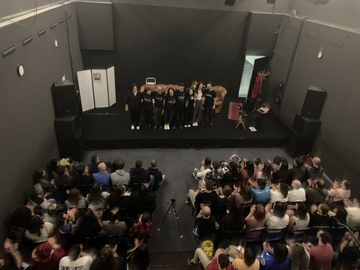 JorgeIvanArgiz's tweet image. La noche del teatro, en una ciudad como Avilés que lo ama, me encanta. Este año @loredanavolpe venía con LA HABITACIÓN CERRADA y volvió a lograr un lleno (como ya habían logrado @albaricius, @brunoenserio e @InesGalianoT anteriormente). Larga vida al teatro en el @festivalcelsius