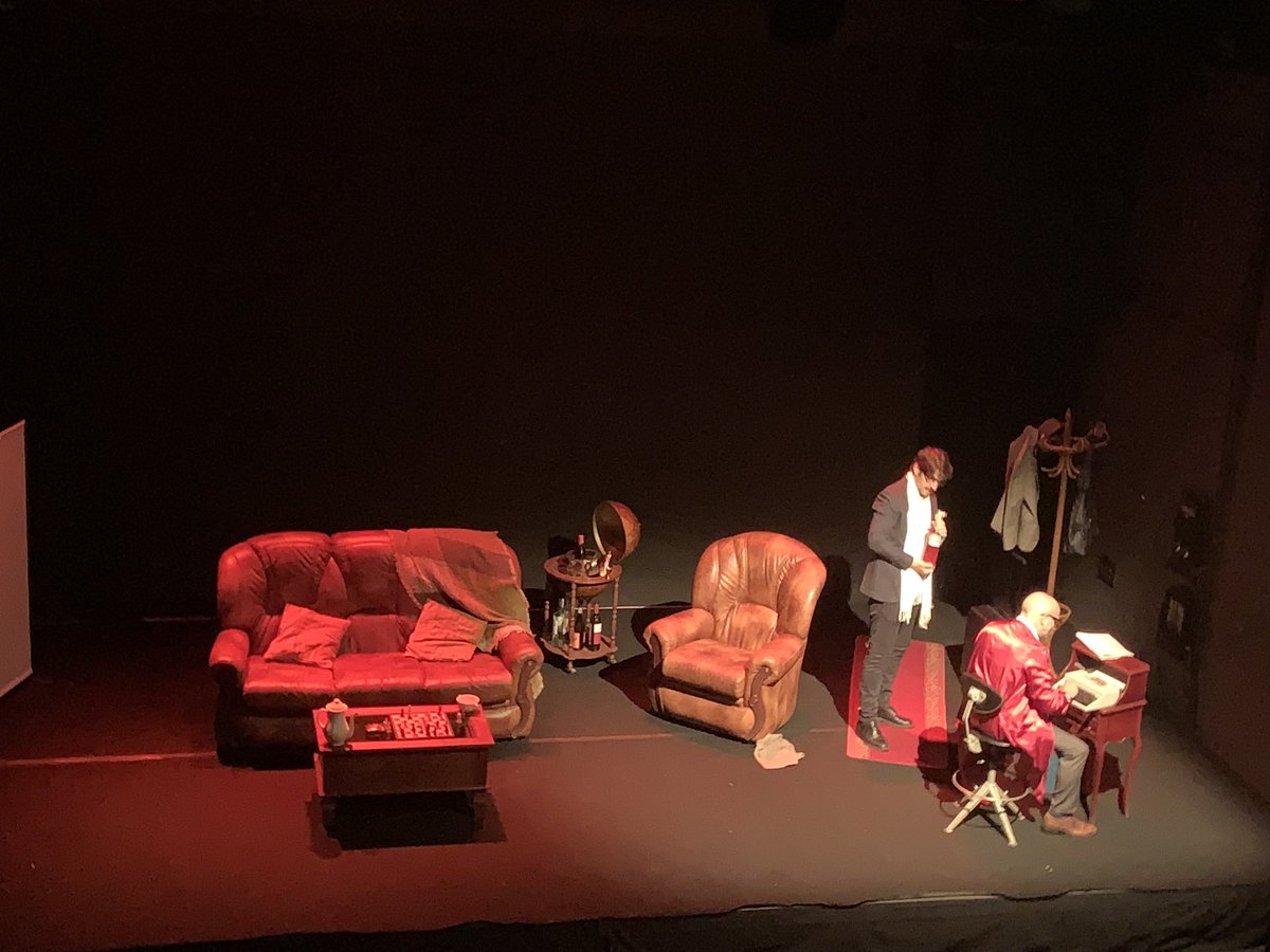 JorgeIvanArgiz's tweet image. La noche del teatro, en una ciudad como Avilés que lo ama, me encanta. Este año @loredanavolpe venía con LA HABITACIÓN CERRADA y volvió a lograr un lleno (como ya habían logrado @albaricius, @brunoenserio e @InesGalianoT anteriormente). Larga vida al teatro en el @festivalcelsius