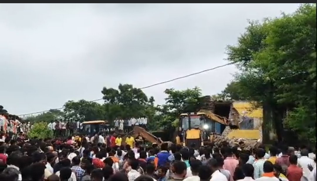 TheBharatPost__'s tweet photo. The building of a government school in Jhalawar, Rajasthan, has collapsed. 

Villagers reported that the children were rescued with great difficulty. 

The entire scene was extremely terrifying. 

Reports indicate that some children have been injured. #Jhalwar  #JhalawarAccident  #JhalawarTragedy