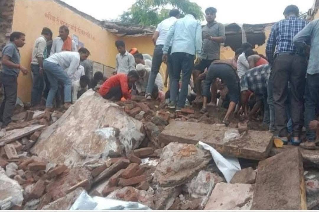 TheBharatPost__'s tweet photo. The building of a government school in Jhalawar, Rajasthan, has collapsed. 

Villagers reported that the children were rescued with great difficulty. 

The entire scene was extremely terrifying. 

Reports indicate that some children have been injured. #Jhalwar  #JhalawarAccident  #JhalawarTragedy