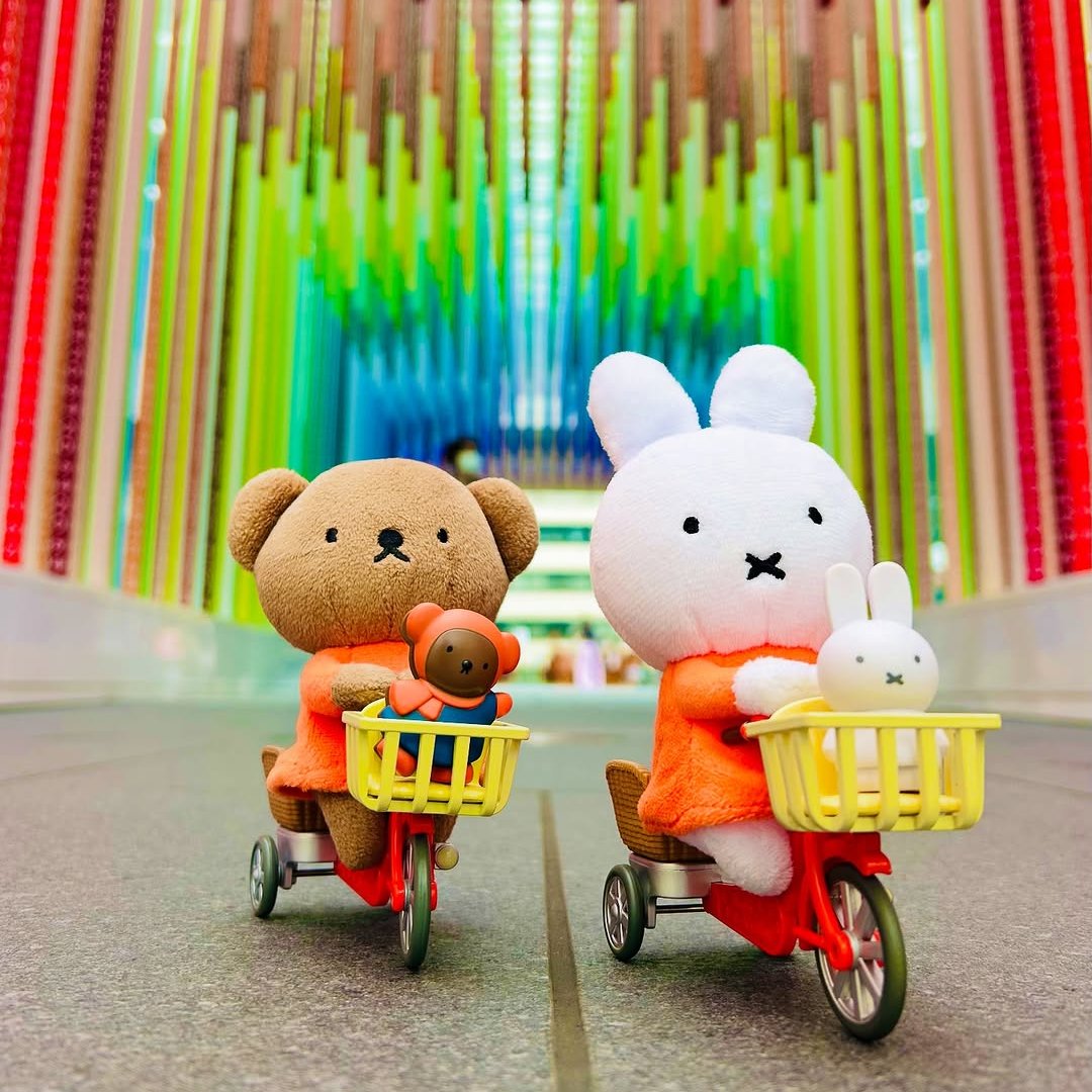 nijntje_NL's tweet photo. Nijntje en boris gaan samen op avontuur. Waar zou de rit ze vandaag naartoe brengen? 🐰🐻🚴 (Foto IG: chiffy.x) #miffy #borisbear #fietsen #bicycleadventure https://t.co/CVAHP5nZ7m