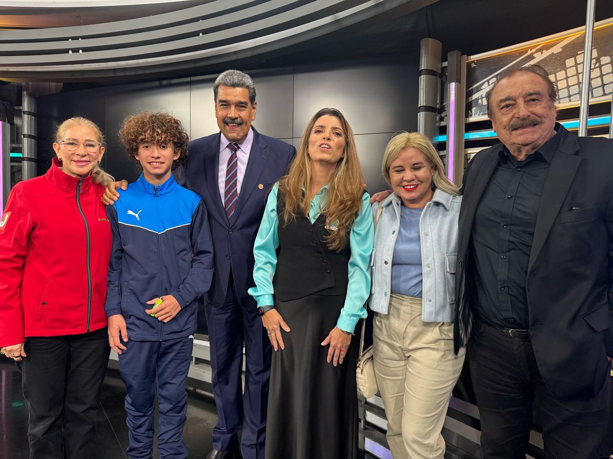 IRamonet's tweet photo. Anoche en los estudios de TeleSUR, en Caracas, después de la entrevista especial al Presidente de Venezuela Nicolás Maduro con ocasión de los 20 años de la creación de este canal. https://t.co/6joe78nZhx