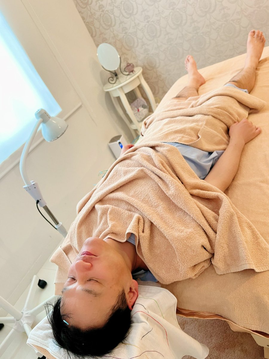 naoya_oshima666's tweet image. 今月のフランケンタイム✨全身鍼治療。先月行けなかったので、かなり疲れが溜まりバキバキに凝り固まってる。しかも首を寝違えてしまって、かなり痛い。足、背中、腰、肩、目の疲れ、鼻詰まり、喉の痛み、歯の食いしばり等も。
#鍼灸治療 #白金サロンフューム #おすすめの鍼灸院
