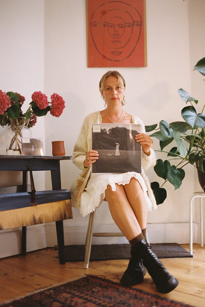 Happy release day <a href="/yoshikacolwell/">Yoshika Colwell</a>!
The remarkable debut album ‘On The Wing’ is out now on all digital platforms, standard black vinyl, CD and a limited <a href="/dinkededition/">DINKED</a> red vinyl + flexi disc.

yoshikacolwell.ffm.to/on-the-wing 🪽