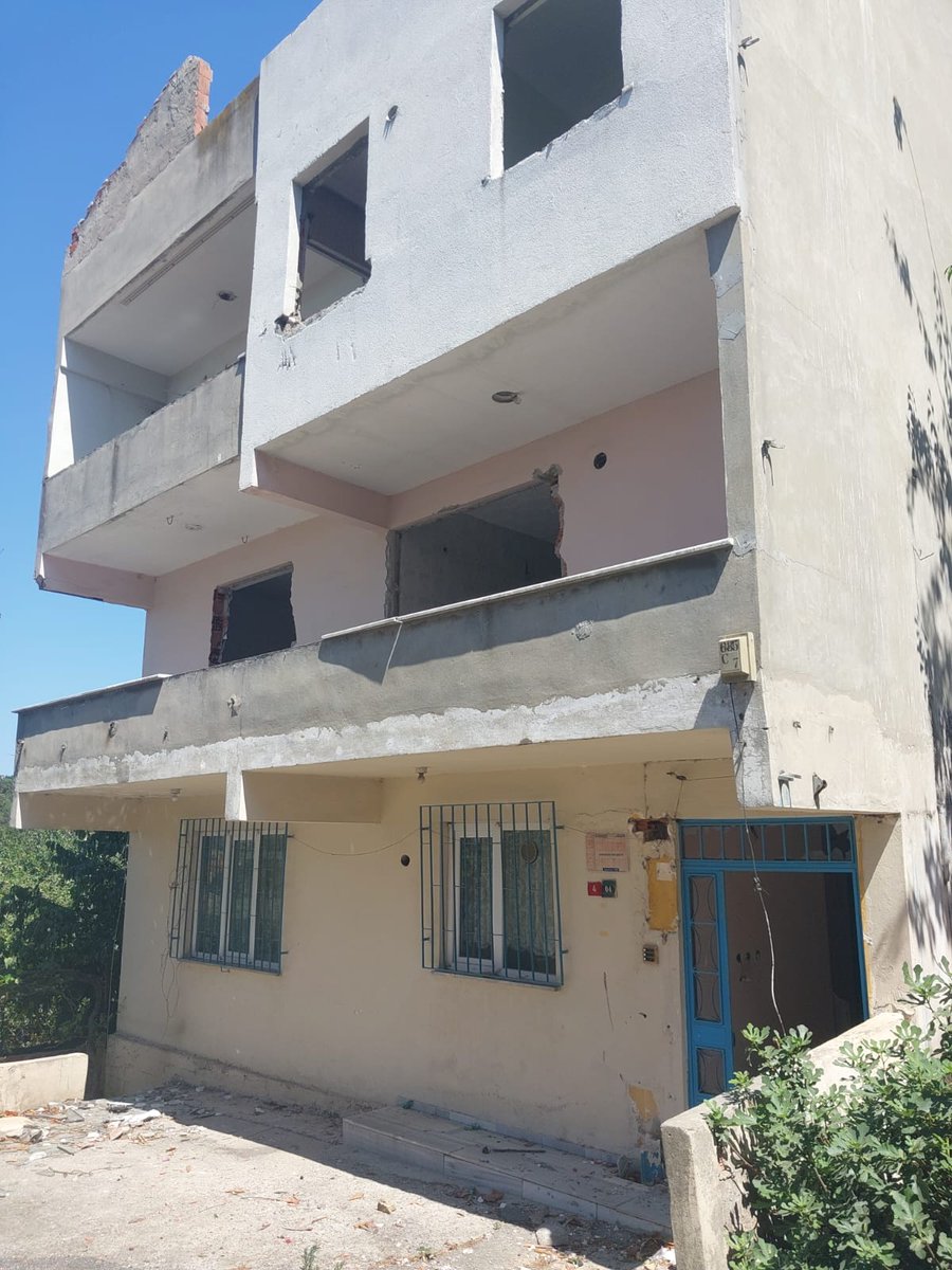 📍 Ümraniye/ Topağacı'ndayız. 

Mahallenin sokaklarında hukuksuz yıkıma karşı evini terk etmek istemeyen mahallelilerle beraberiz. Gece nöbete başlayan Topağacı halkı ile dayanışma içindeyiz. Kaymakamlığa dilekçelerini vermek üzere giden halkın barınma hakkını beraber savunacağız