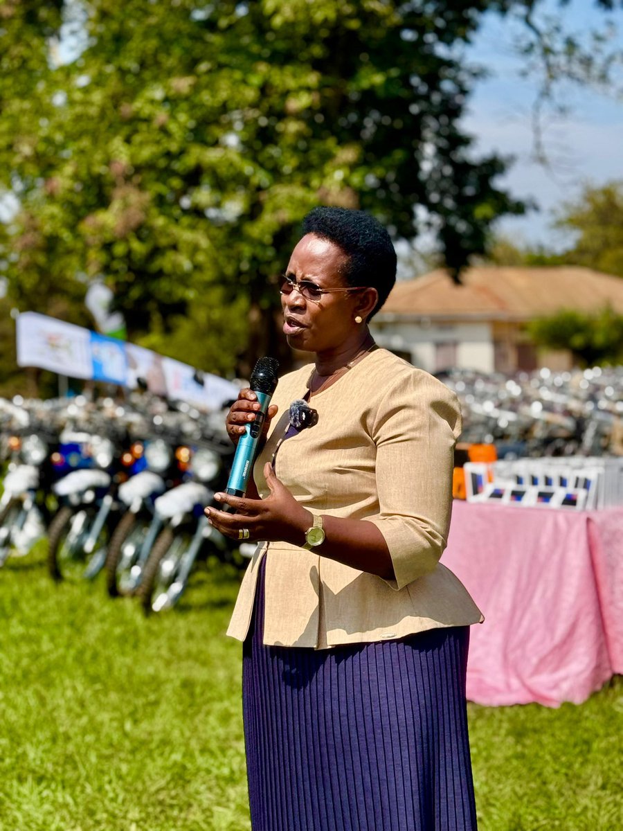 DianaAtwine's tweet image. Today in Masaka City, we handed over essential equipment i.e motorcycles for Parish VHT Coordinators, and bicycles and mobile phones for VHTs, weighing scales, blood pressure machines, glucometers, digital thermometers, and more to empower over 6,000 Village Health Teams (VHTs)…