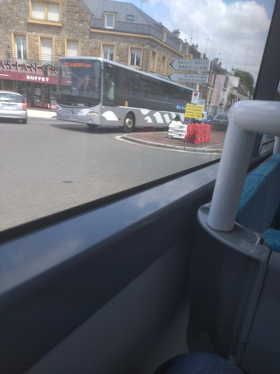 Marento78's tweet image. N12 complètement interrompue en direction de Dreux, la ligne 7805 est déviée par Saint-Cyr-l'École 💀