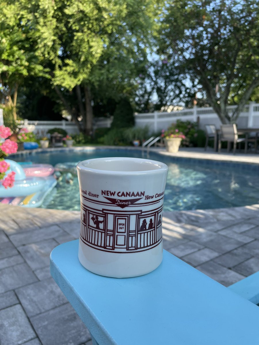 Sipping coffee poolside really hits different ☕️ 

Have a great Friday everybody 😀