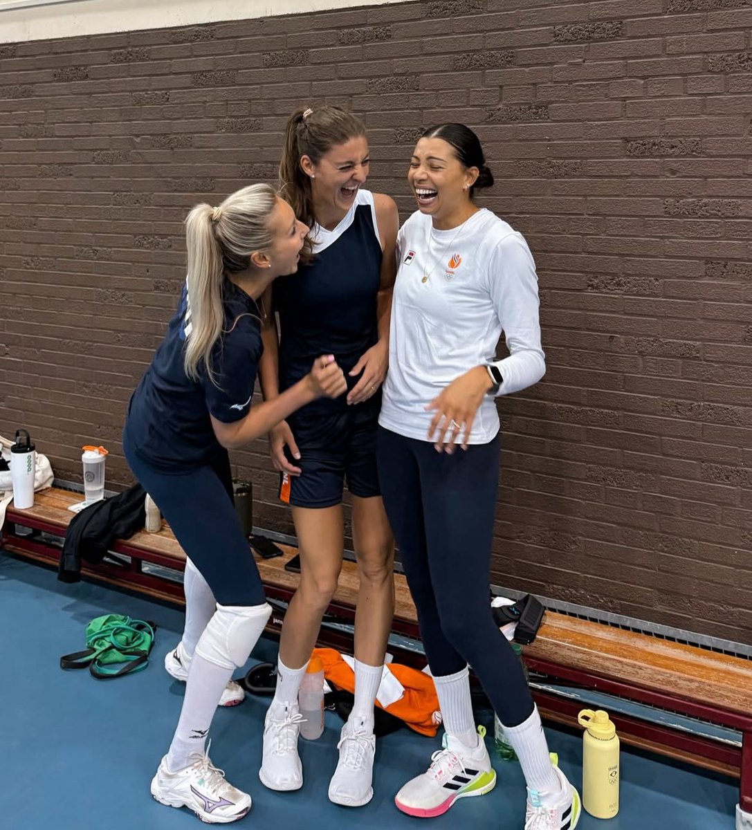 a Carolana treinando com o uniforme da Holanda e a garrafinha do Brasil kkkk

🇧🇷🇳🇱