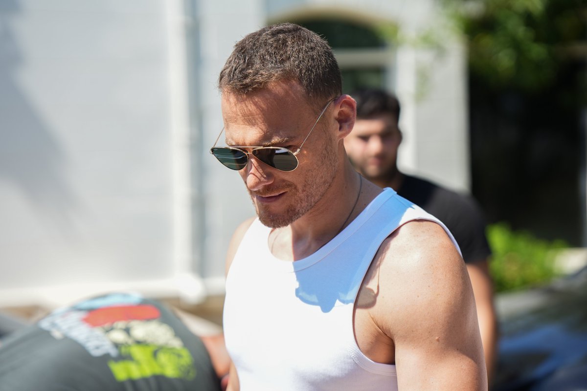 startv's tweet image. #Çarpıntı'nın Aras'ı Kerem Bürsin sete çıktı! 🎬
Yakında Star'da! @Carpintitvdizi