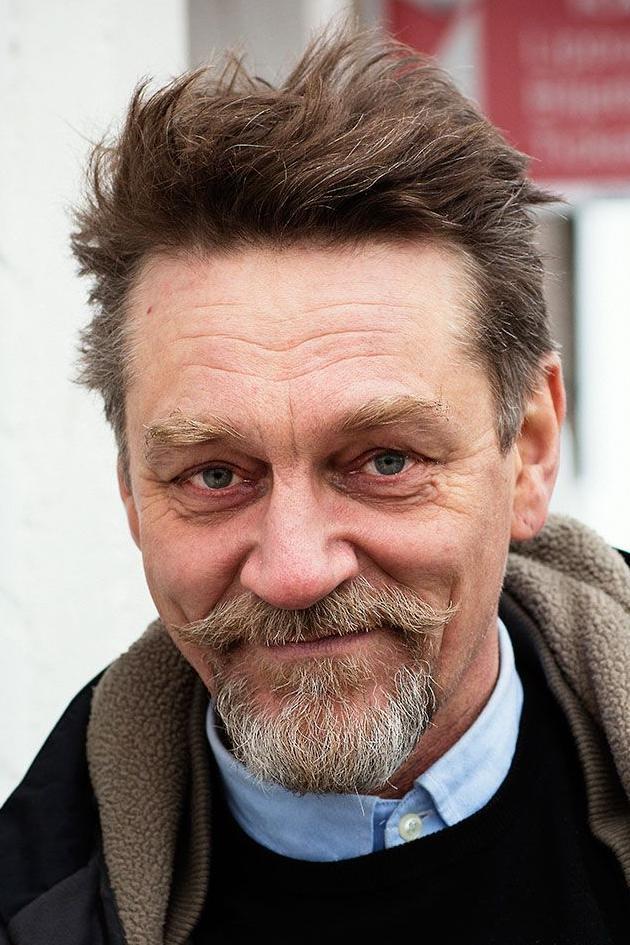 Esta semana a su paso por Madrid, el director de NEVER ALONE Klaus Härö nos puso en contexto la figura de Abraham Stiller, un auténtico héroe local en Finlandia durante la Segunda Guerra Mundial, cuya historia ahora traspasa las fronteras de su patria.

Stiller fue una suerte de