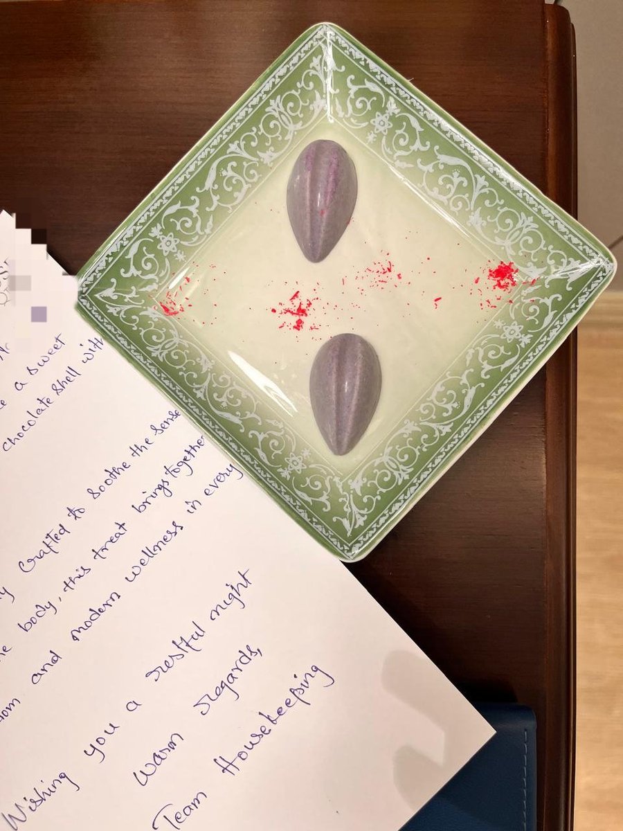 midwaythoughts_'s tweet image. When the hotel surprises you with a 'bull crap' description of 'Jamun powder chocolate', presented with sindoor, looking like a 'Kala Jadoo' prop.
😂💀😂💀