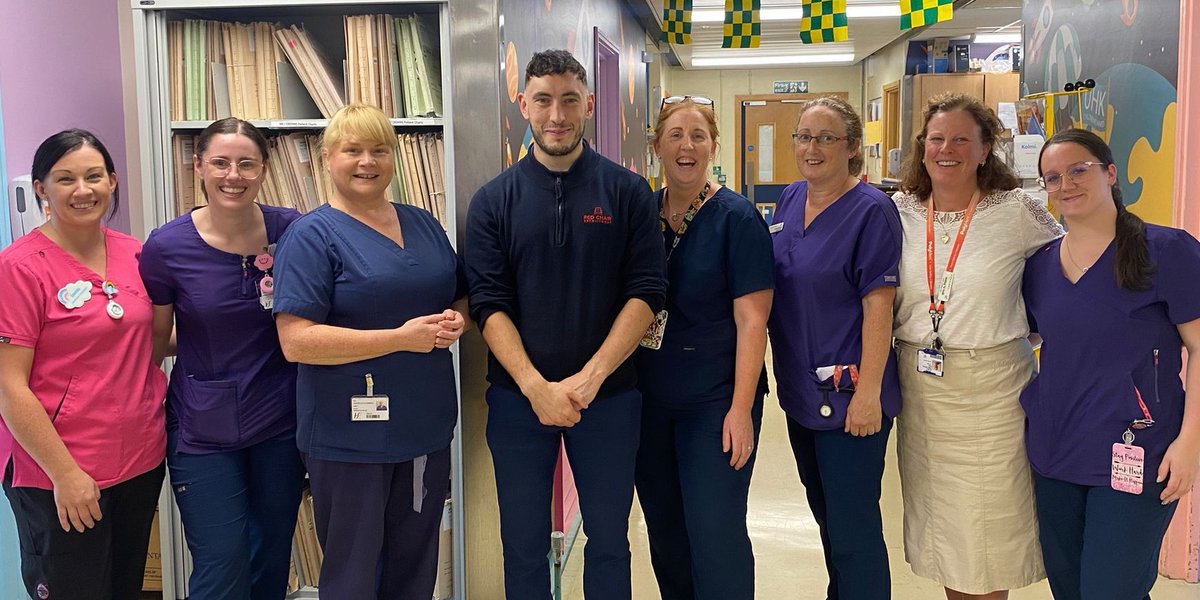 HSESouthWest's tweet image. HSE South West is hoping to bounce back from last weekend’s hurling loss—with Sam Maguire heading our way instead! 🏐 Kerry’s Paudie Clifford brought smiles to UHK’s paediatric ward ahead of Sunday’s final. 🟩🟨
Go n-eirí leo - Ciarraí abú