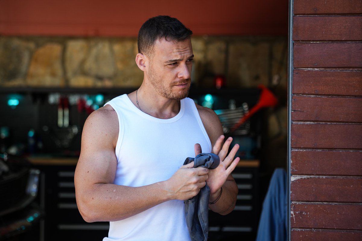 startv's tweet image. #Çarpıntı'nın Aras'ı Kerem Bürsin sete çıktı! 🎬
Yakında Star'da! @Carpintitvdizi