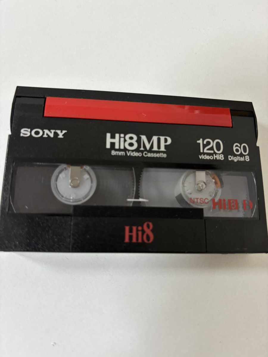 実家の整理中に出てきた、昔の8mmビデオテープ。
恐らく親父が撮ったものだと思う。

正直、今見るといろんな感情が込み上げそうで、まだ再生できずにいます。笑

昔の8mmビデオって、今でも見れる機械あるのかな？

明日は親父の49日法要。

やかましいくらい話し掛けてきます！！