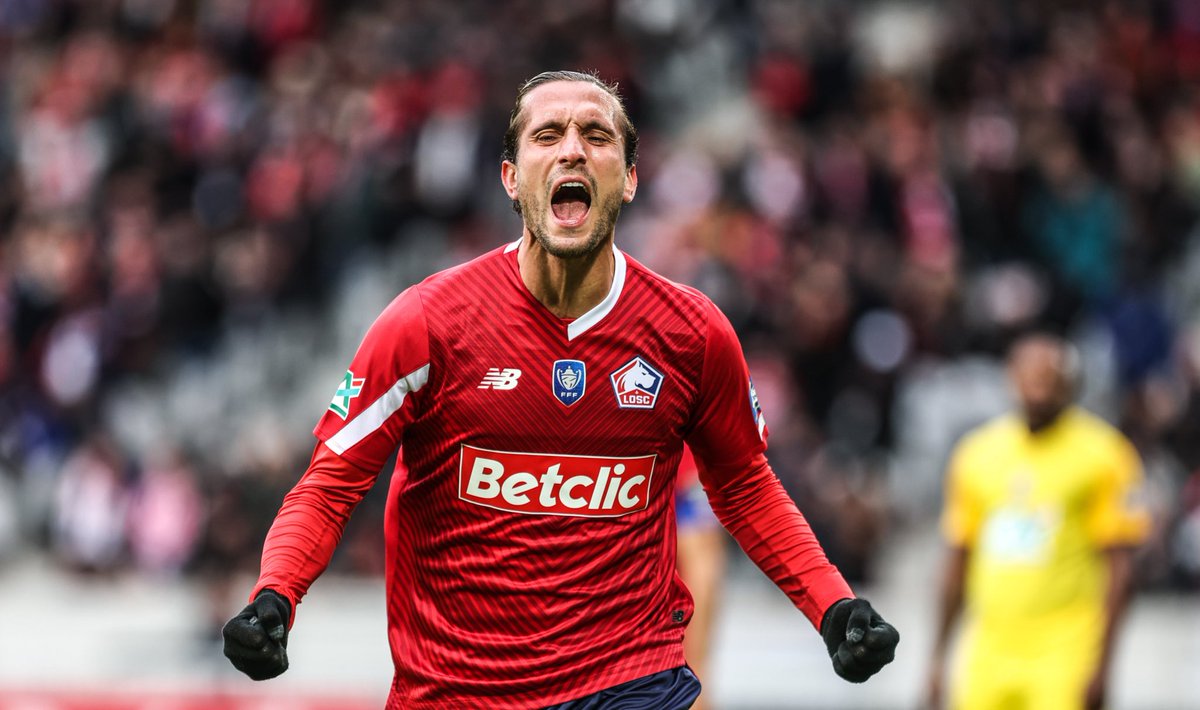 _BeFootball's tweet photo. « 𝗜𝗟 𝗬 𝗔𝗩𝗔𝗜𝗧 𝗟’𝗢𝗠 𝗠𝗔𝗜𝗦 𝗝𝗘 𝗡𝗘 𝗠𝗘 𝗩𝗢𝗬𝗔𝗜𝗦 𝗣𝗔𝗦 𝗝𝗢𝗨𝗘𝗥 𝗔𝗜𝗟𝗟𝗘𝗨𝗥𝗦 𝗘𝗡 𝗙𝗥𝗔𝗡𝗖𝗘. » ❌

Yusuf Yazici 🇹🇷 avait été approché par l’OM, mais a décliné par amour au LOSC. ❤️🥹

« Oui c’est vrai, j’ai eu beaucoup d’intérêts. 𝗠𝗮𝗶𝘀 𝗷𝗲 𝗻𝗲 𝘃𝗼𝘂𝗹𝗮𝗶𝘀 𝗽𝗮𝘀 𝗽𝗮𝗿𝘁𝗮𝗴𝗲𝗿 𝗺𝗼𝗻 𝗻𝗼𝗺 𝗮𝘃𝗲𝗰 𝘂𝗻 𝗮𝘂𝘁𝗿𝗲 𝗰𝗹𝘂𝗯 𝗳𝗿𝗮𝗻𝗰̧𝗮𝗶𝘀, 𝗽𝗮𝗿𝗰𝗲 𝗾𝘂𝗲 𝗷𝗲 𝗿𝗲𝘀𝗽𝗲𝗰𝘁𝗲 𝘃𝗿𝗮𝗶𝗺𝗲𝗻𝘁 𝗹𝗲 𝗰𝗹𝘂𝗯. 

J’AIME LILLE, LA VILLE, LES GENS… Je ne me voyais pas avec un autre maillot en France. »

(@footmercato / @HanifBerkane)