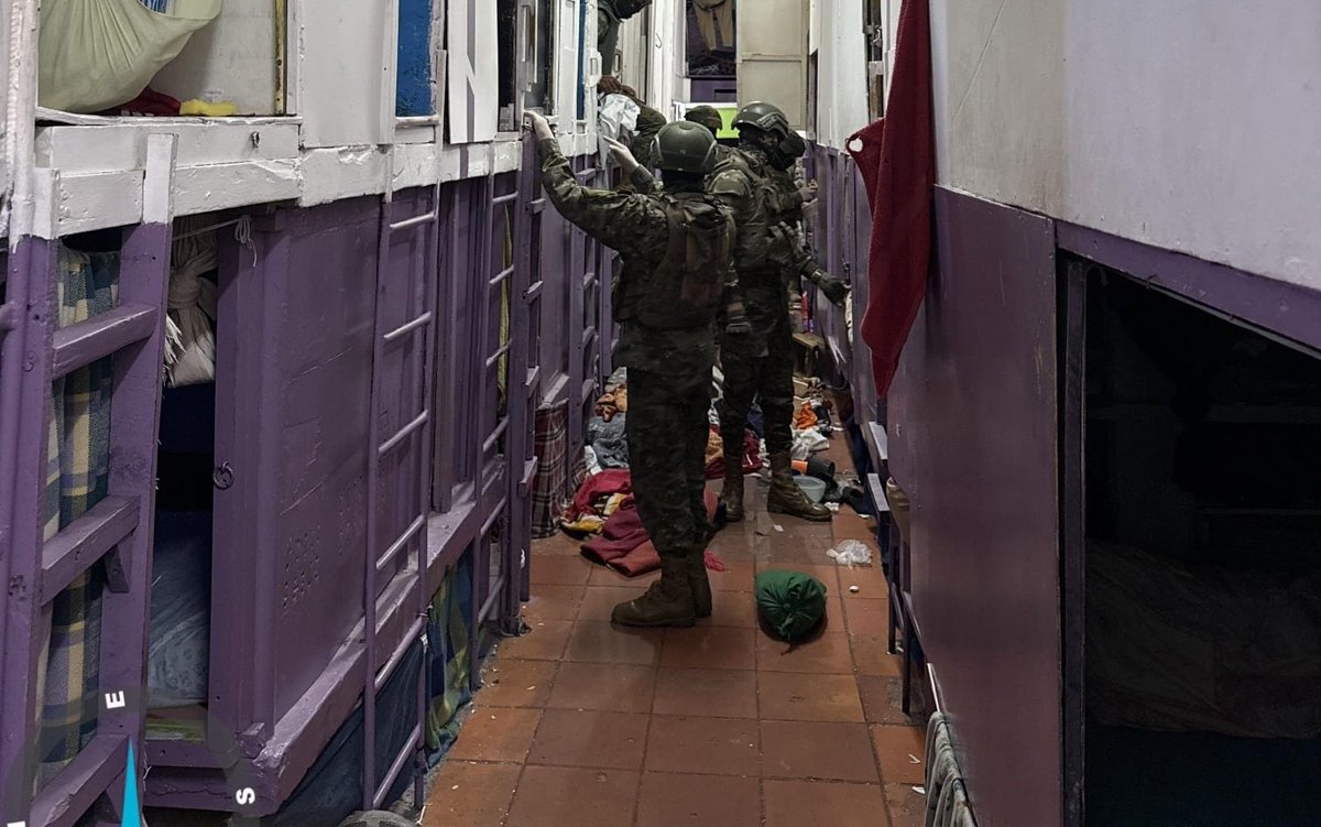 FFAAECUADOR's tweet image. 🚨 Intervención en el CPL de Imbabura N.°1 

#Imbabura l Las Fuerzas Armadas del Ecuador a través del #BloqueDeSeguridad, ejecutaron una intervención de control en el Centro de Privación de Libertad de Imbabura N.° 1 con el fin de mantener el orden y garantizar la seguridad…