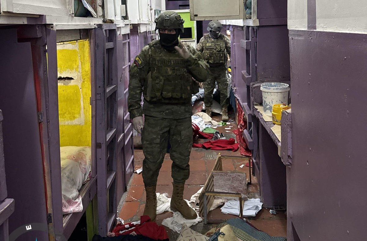FFAAECUADOR's tweet image. 🚨 Intervención en el CPL de Imbabura N.°1 

#Imbabura l Las Fuerzas Armadas del Ecuador a través del #BloqueDeSeguridad, ejecutaron una intervención de control en el Centro de Privación de Libertad de Imbabura N.° 1 con el fin de mantener el orden y garantizar la seguridad…