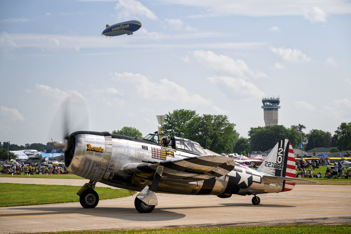 Happy Friday of AirVenture 2025! Make it a great day, everyone! #OSH25 

📸 Nick Moore