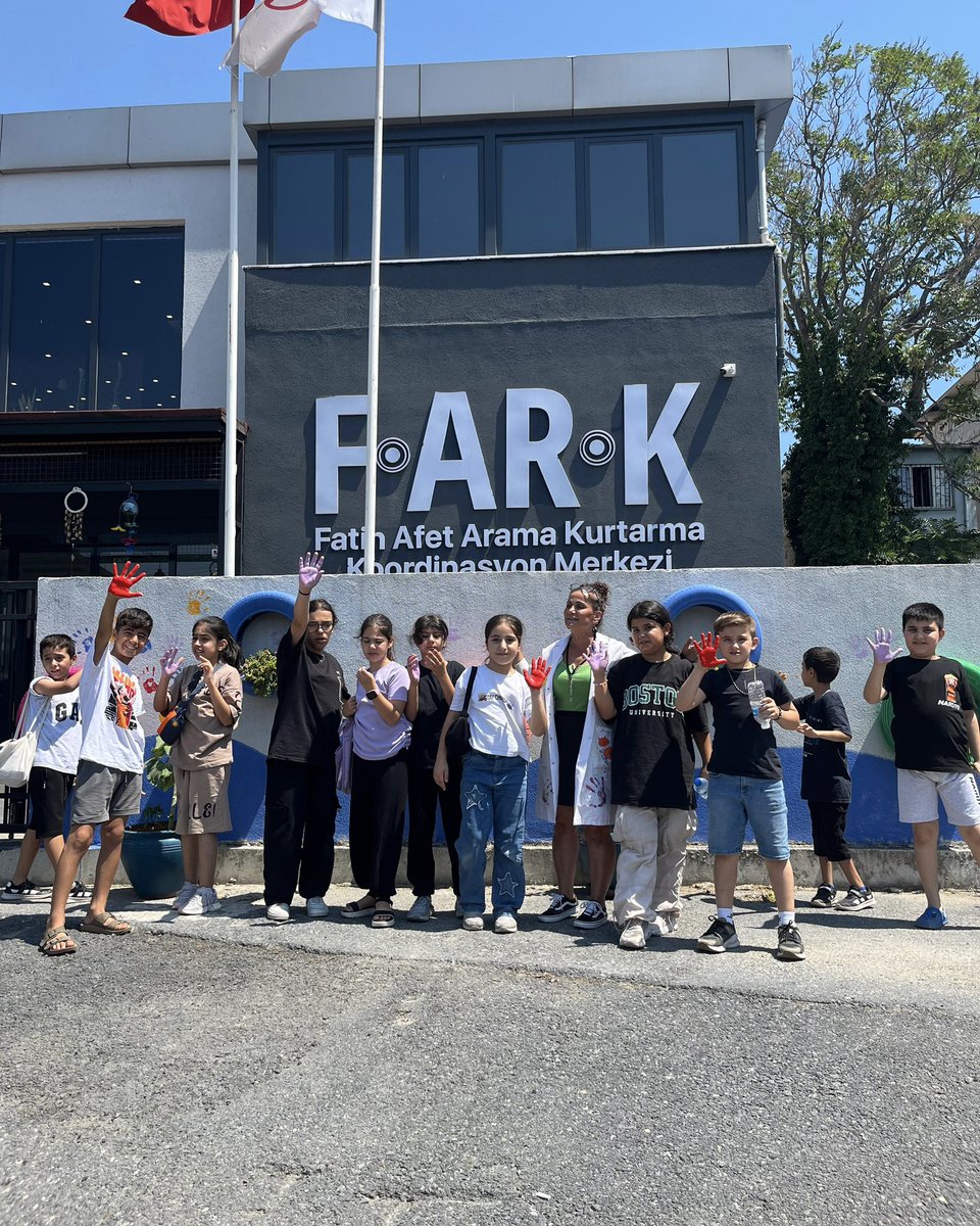 Misafirlerimiz, Türkiye Eğitim Gönüllüleri Vakfı öğrencileri. 🤗 

Metal konserve kutularını boyayıp süslediler, kendi balkon saksılarını tasarladılar. 🪴🖍️

“Balkonlarımız çiçeklerle renklensin” etkinliğiyle geri dönüşümün mutluluğunu yaşadılar. ♻️

📍Atık Getirme Merkezi