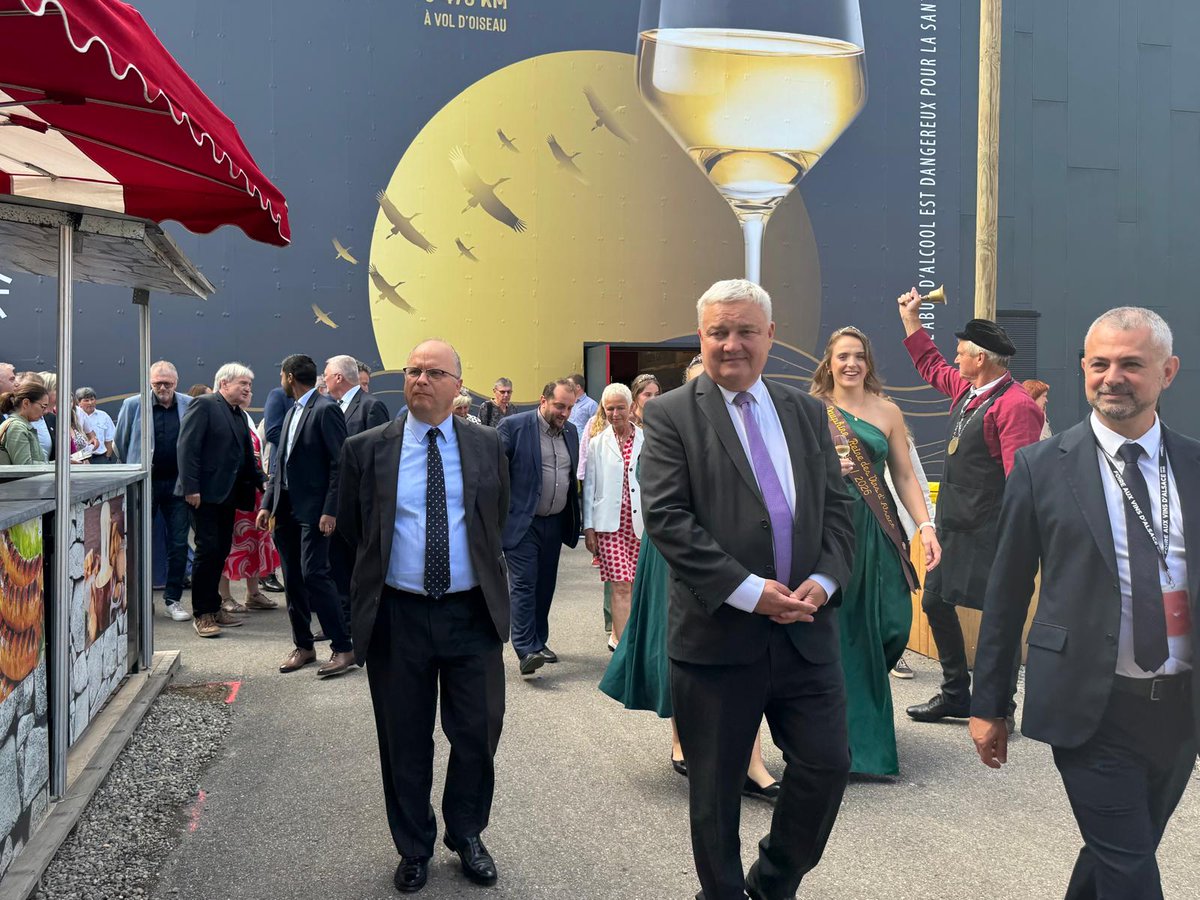 Prefet68's tweet image. Inauguration 76e Foire aux Vins d'Alsace 🍇
Véritable vitrine du dynamisme haut-rhinois, la @FoireColmar est devenue un rendez-vous incontournable en Alsace. ✅
Ce 25/07, Emmanuel Aubry, @prefet68, a participé à l’inauguration de la 76e FAV, aux côtés des élus et des acteurs…