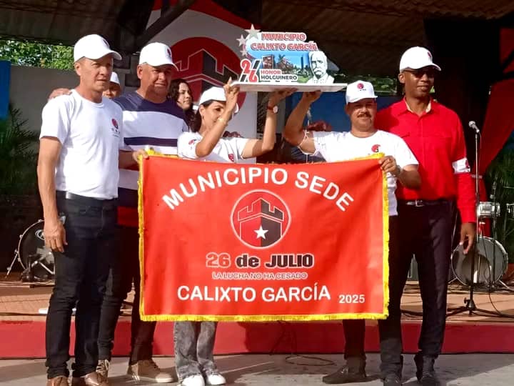 Calixto García brilló con luz propia y con #HonorHolguinero en la celebración provincial de #HolguínSí por el  72 Aniversario de la heroica gesta del Moncada.  Una vibrante movilización y la reinauguración de importantes obras sociales y de la producción.
¡Felicidades Calixteños!