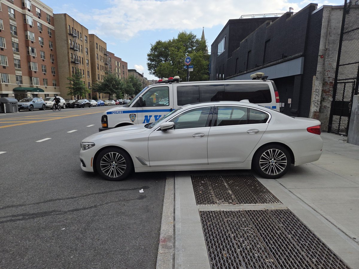placardabuse's tweet image. Sure, go ahead and illegally park on the sidewalk blocking the @NYCTBus stop.
We pay you to enforce the law, specializing on transit, so why not break theblaw and trash our transit system, right @NYPDTransit?
#PlacardCorruption
#CultureOfCorruption