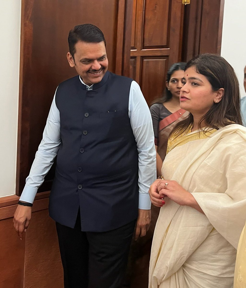 Poonam Pramod Mahajan (@poonam_mahajan) on Twitter photo संसद भवन, दिल्ली येथे आजच्या भेटींच्या सत्रात आपले माननीय मुख्यमंत्री श्री <a href="/Dev_Fadnavis/">Devendra Fadnavis</a> जी यांची देखील सदिच्छा भेट घेतली. संसद भवन, दिल्ली येथे आजच्या भेटींच्या सत्रात आपले माननीय मुख्यमंत्री श्री <a href="/Dev_Fadnavis/">Devendra Fadnavis</a> जी यांची देखील सदिच्छा भेट घेतली.