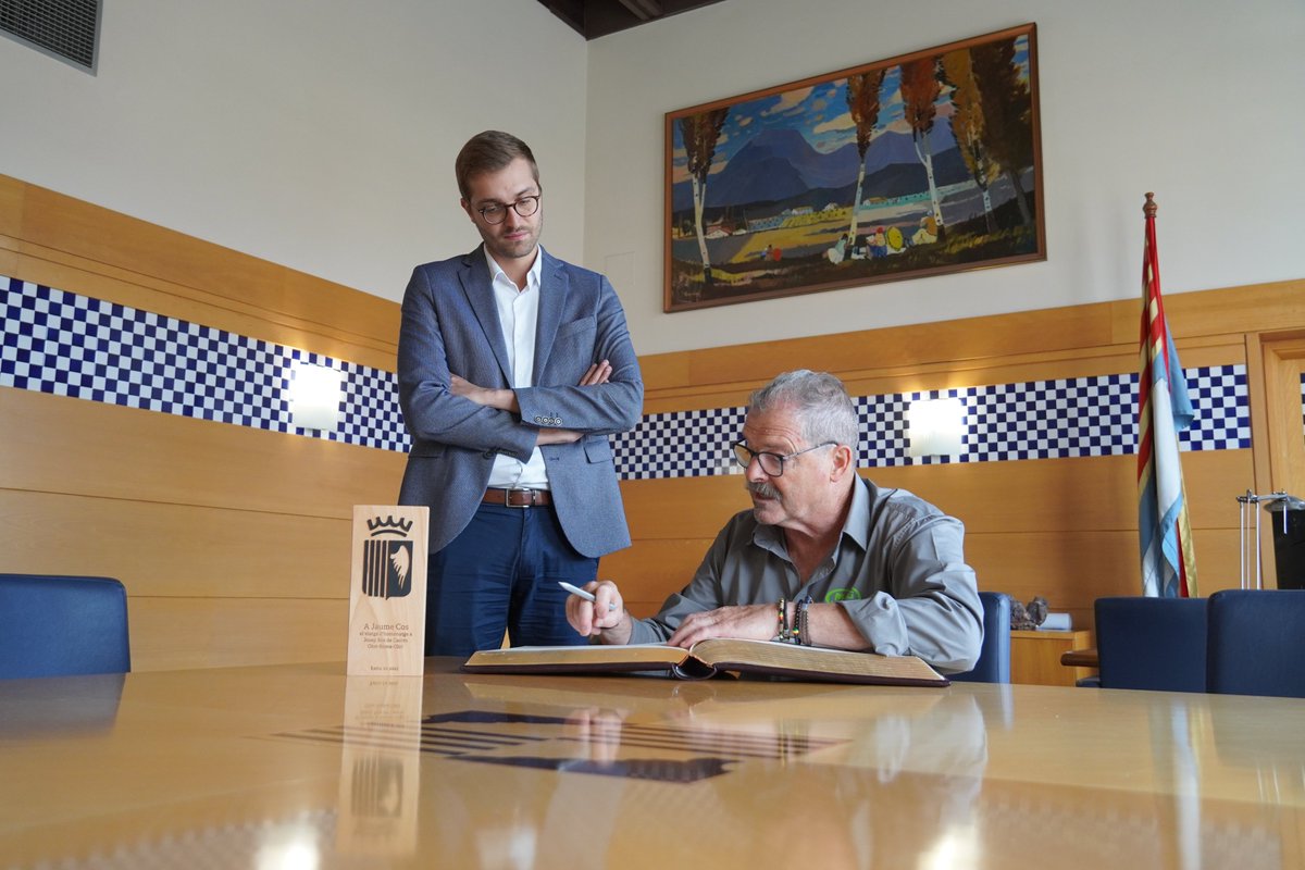 📢🛵 #Olot felicita a Jaume Cos per haver completat amb èxit el viatge en vespa en homenatge a l’olotí Josep Ros de Castro.

🗺️ Amb la seva 'Bigotis', va recórrer més de 3.500 km en 10 dies.
ℹ️ Tota la info a: olot.cat/pl217/ajuntame…

#femOlot #AjuntamentOlot