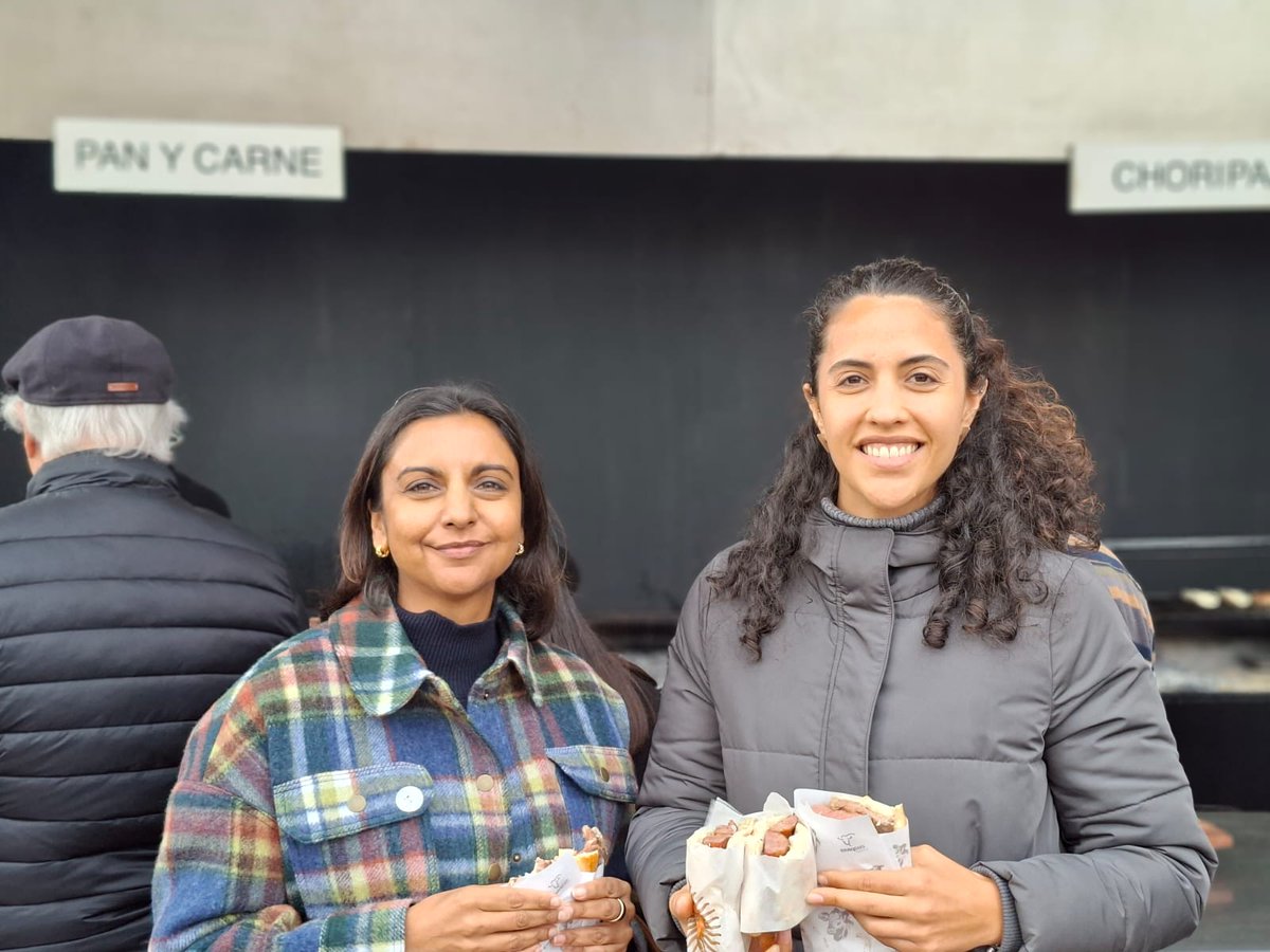 Embajada Británica en Argentina (@ukinargentina) on Twitter photo La visita de nuestra Encargada de Negocios Bhavna Sharma 🇬🇧 a la #ExpoRural25 en la <a href="/SociedadRural/">Sociedad Rural Argentina</a>:
🥇 Entregó el premio Gran Campeón Hembra Hereford
🐑 Recorrió el stand de la raza ovina Hampshire Down
🌭 ¡Y degustó un clásico choripán! La visita de nuestra Encargada de Negocios Bhavna Sharma 🇬🇧 a la #ExpoRural25 en la <a href="/SociedadRural/">Sociedad Rural Argentina</a>:
🥇 Entregó el premio Gran Campeón Hembra Hereford
🐑 Recorrió el stand de la raza ovina Hampshire Down
🌭 ¡Y degustó un clásico choripán!