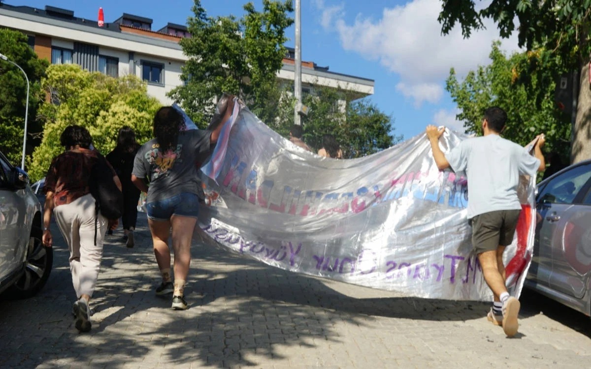 KaosGL's tweet image. 📍Trans Onur Yürüyüşü iddianamesinde fişlemenin itirafı
11. Trans Onur Yürüyüşü’ne katılan 36 kişiye dava açıldı. İddianamede haklarında dava açılan kişilerin daha önce LGBTİ+ etkinliklerine katılmaları suç delili sayıldı. İlk duruşma 10 Mart 2026’da.
kaosgl1.org/haber/trans-on…