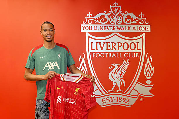 LFCphoto's tweet photo. Ekitike.

#LFC #WelcomeToLiverpool https://t.co/AwTs6KsIuz