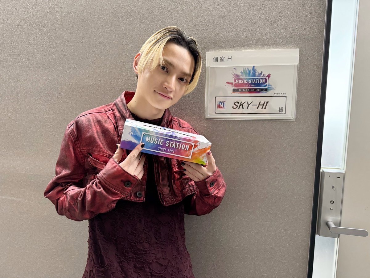 Mst_com's tweet image. 【#Mステ 放送中】
⠀
このあとは
初出演✨ #SKYHI👏
⠀
オーディション番組
『#THELASTPIECE』のテーマ曲
「At The Last」をパフォーマンス🧩
⠀
💬コメント
とても緊張していますが、せっかくだいぶエナジー溢れる曲で出させていただくので、全部出し切って空っぽになって帰ります!
⠀
#ウラステ…