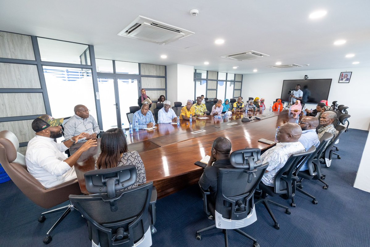 HassanAliJoho's tweet image. Handed over a vehicle to the Kibuyuni Seaweed farmers, fulfilling the promise I made during my recent visit to the community. The vehicle will assist the community in marketing and distribution of seaweed and its products.
We are committed to fostering a supportive environment…