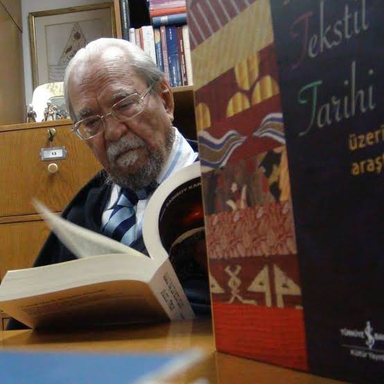 Tarihçilerin Kutbu Halil İnalcık hocamızı, vefatının yıldönümünde rahmetle anıyorum. 
Yıl 2005...
Doğu-Batı dergisinde bir makalesi yayımlanmıştı. Bu makale çerçevesinde röportaj yapmak için aradım. Yaşı ilerlemişti, yorgundu. Meşgul olduğunu, zaten konu hakkında söyleyebileceği