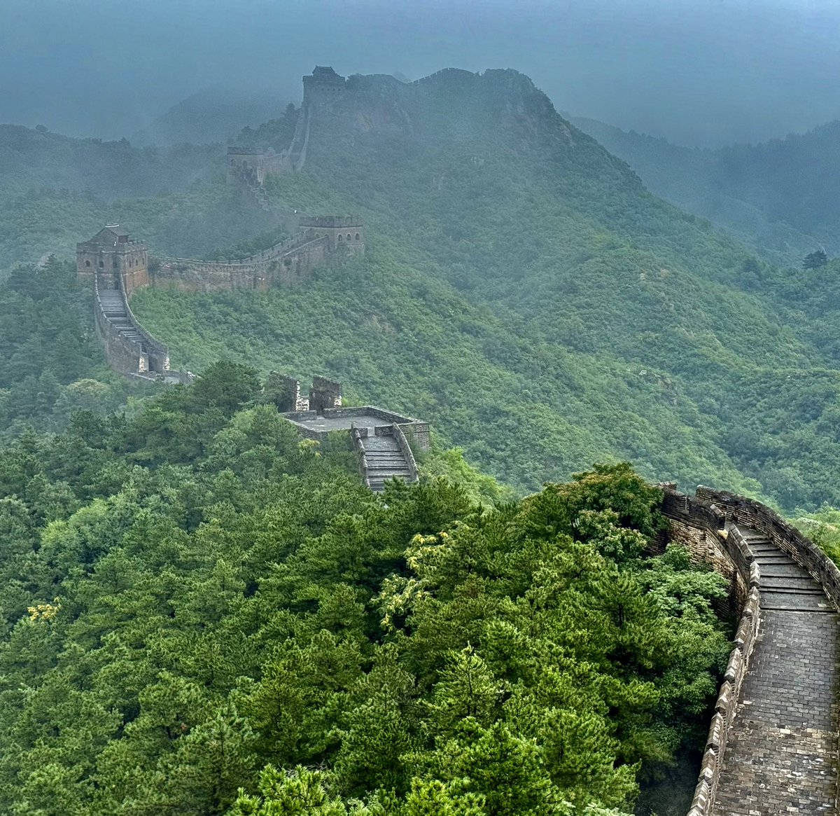 Die Chinesische Mauer heute Morgen früh …. der Nebel lichtet sich… wir stehen still und staunen. Welch ein Wunderbau - unter anderem erbaut während der Ming-Dynastie (1354 - 1646) - unglaubliche 6200 Kilometer lang…