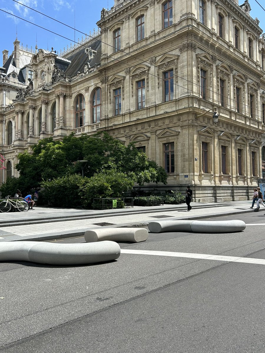 EddHoffmann's tweet image. En direct:
Les étrons de béton de @Gregorydoucet
Est-ce des barrières anti-attentats ?
Des bancs que personne n’utiliseraient ? La ville apaisée et à hauteur d’enfants ?
Inculture, inutilité et laideur en plus d’une gabegie financière .STOP !!
#plusbellemaville #lyon…
