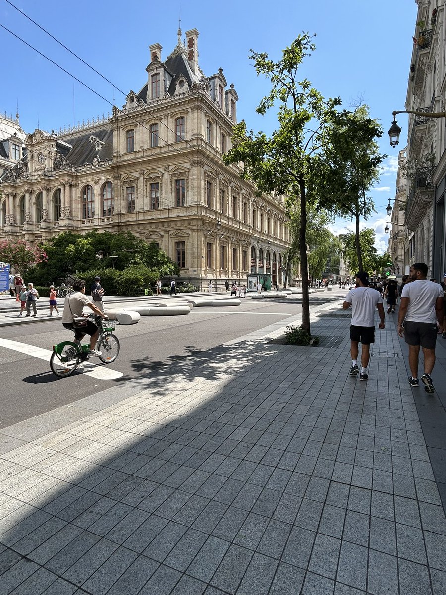 EddHoffmann's tweet image. En direct:
Les étrons de béton de @Gregorydoucet
Est-ce des barrières anti-attentats ?
Des bancs que personne n’utiliseraient ? La ville apaisée et à hauteur d’enfants ?
Inculture, inutilité et laideur en plus d’une gabegie financière .STOP !!
#plusbellemaville #lyon…