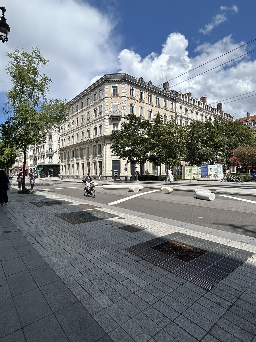 EddHoffmann's tweet image. En direct:
Les étrons de béton de @Gregorydoucet
Est-ce des barrières anti-attentats ?
Des bancs que personne n’utiliseraient ? La ville apaisée et à hauteur d’enfants ?
Inculture, inutilité et laideur en plus d’une gabegie financière .STOP !!
#plusbellemaville #lyon…