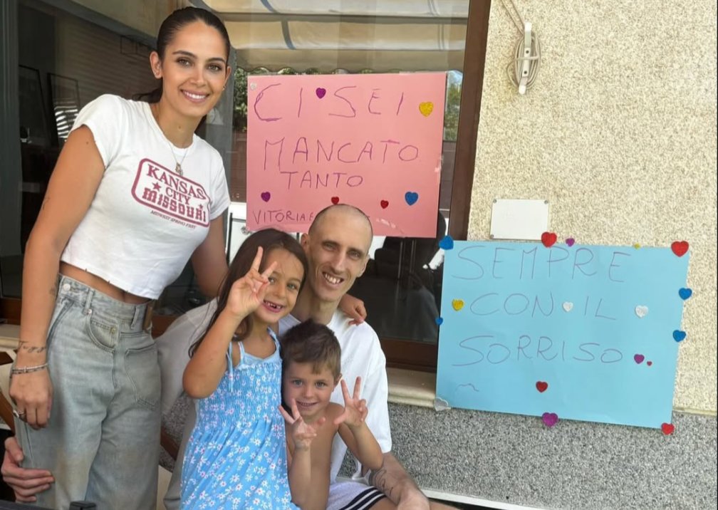 iacopodesantis's tweet image. ♥️ "Primo ciclo finito. Finalmente dopo due mesi si torna a casa qualche giorno. Ti amiamo tanto papino nostro", annuncia Erika Bufano, moglie di Achille Polonara.
💪 @ilpupazzo33