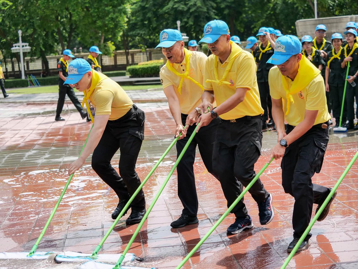 TDCPR_NEWS's tweet photo. พลโท วัชรินทร์ มุทะสินธุ์  ผู้บัญชาการหน่วยบัญชาการรักษาดินแดน เป็นประธานในการจัดกิจกรรมจิตอาสา “เราทำความ ดี ด้วยหัวใจ” เนื่องในโอกาสวันเฉลิมพระชนมพรรษา พระบาทสมเด็จพระเจ้าอยู่หัว 28 กรกฎาคม 2568 ณ ลานพระบรมราชานุสาวรีย์ พระบาทสมเด็จพระมงกุฎเกล้าเจ้าอยู่หัว สวนลุมพินี กรุงเทพฯ https://t.co/rVKaxRGMi0